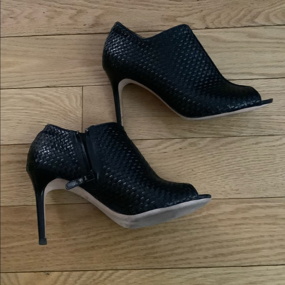 Cole Haan high heel, size 6.5, gentle worn - Picture 2 of 3